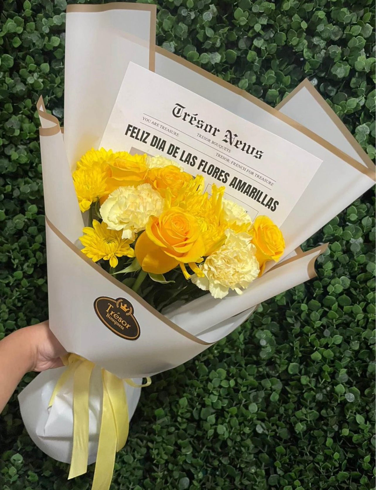 Flores Amarillas Love on the Print Newspaper Bouquet
