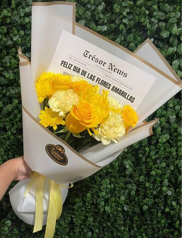 Flores Amarillas Love on the Print Newspaper Bouquet