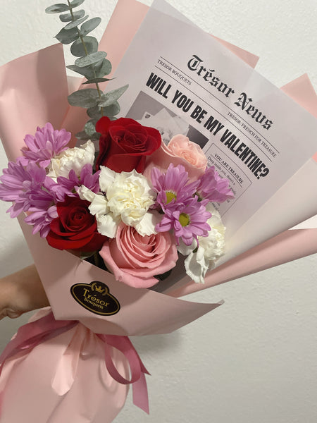 Flores Amarillas Love on the Print Newspaper Bouquet