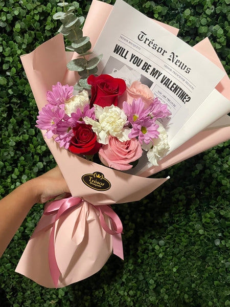 Flores Amarillas Love on the Print Newspaper Bouquet